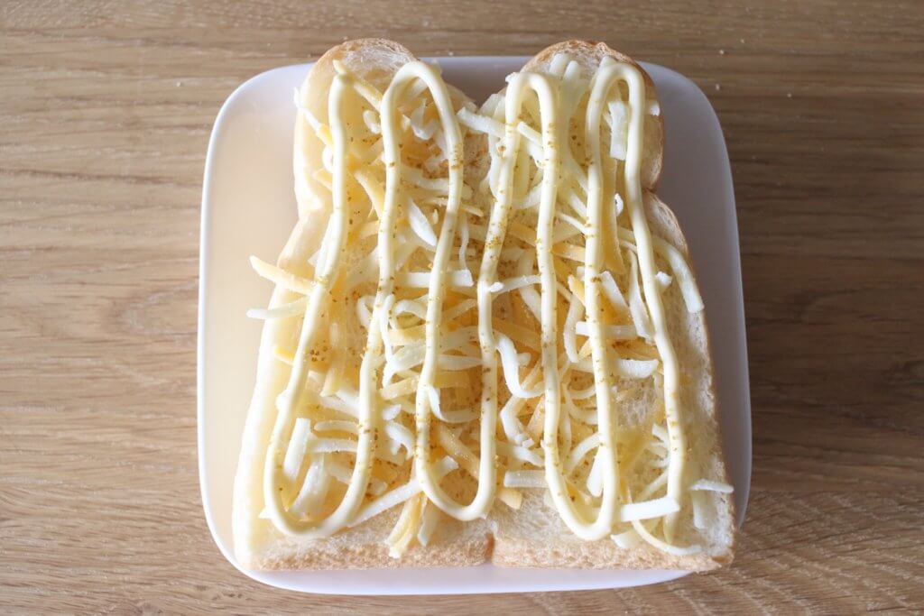 食パン　チーズ　マヨネーズ　カレー粉